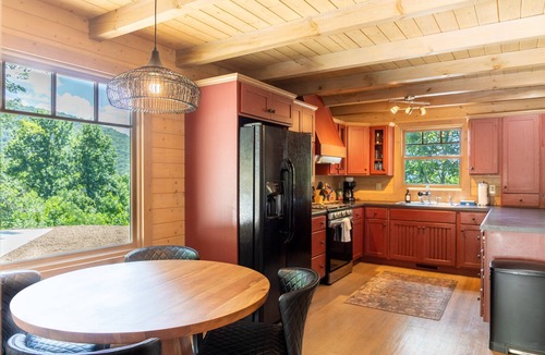 West Jefferson Cabin | Queen Ridge Cabin - Great views, secluded, hot tub, fire pit!