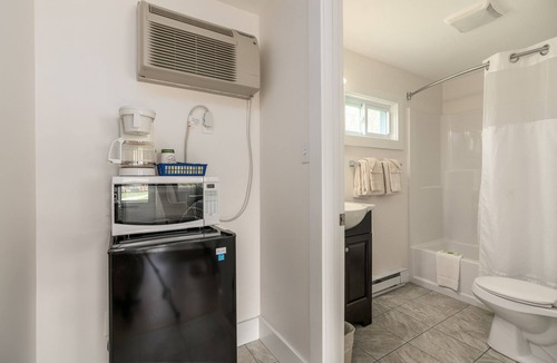 Wells Cabin | QUEEN ROOM - 1 QUENN BED