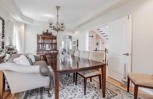 Historic Old Town House | Queen Room – Shared Bathroom