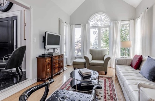 Historic Old Town House | Queen Room – Shared Bathroom