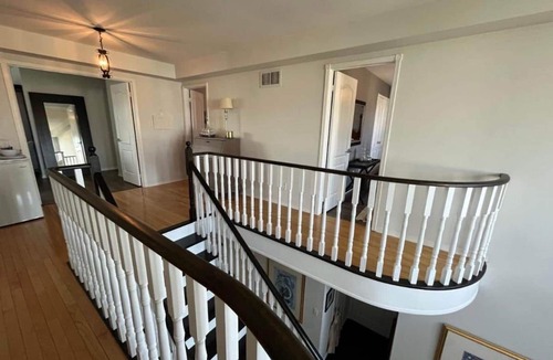 Historic Old Town House | Queen Room – Shared Bathroom