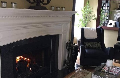 Historic Old Town House | Queen Room – Shared Bathroom