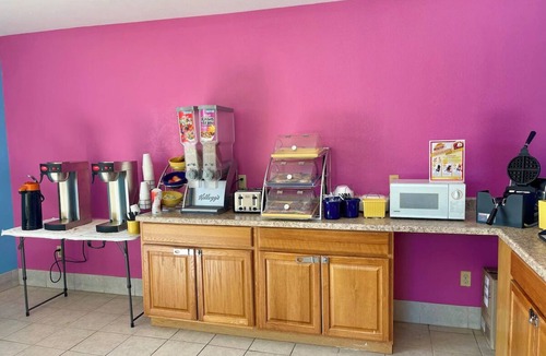 Andrews Hotel | Queen Room Comfort – Affordable Stay with Parking Provided