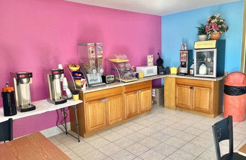 Andrews Hotel | Queen Room Comfort – Affordable Stay with Parking Provided