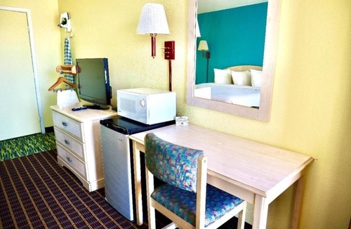 Andrews Hotel | Queen Room Comfort – Affordable Stay with Parking Provided