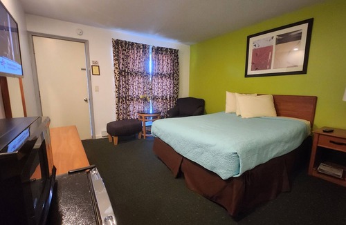 Lake George Hotel | QUEEN ROOM IN LAKE GEORGE-2