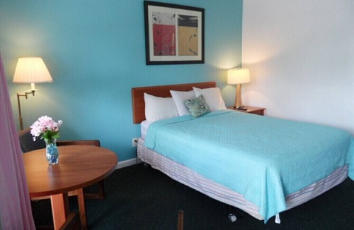 Lake George Hotel | QUEEN ROOM IN LAKE GEORGE-1