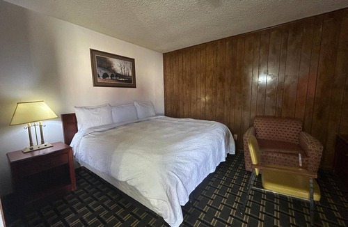 Broken Bow Hotel | Queen Room Retreat in Broken Bow, Great for Quick Stays and Near Attractions