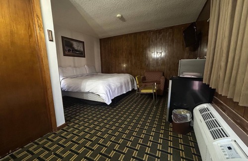 Broken Bow Hotel | Queen Room Retreat in Broken Bow, Great for Quick Stays and Near Attractions