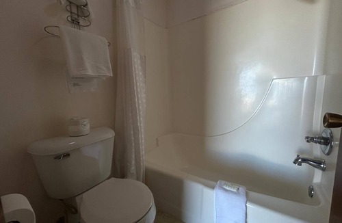 Broken Bow Hotel | Queen Room Retreat in Broken Bow, Great for Quick Stays and Near Attractions