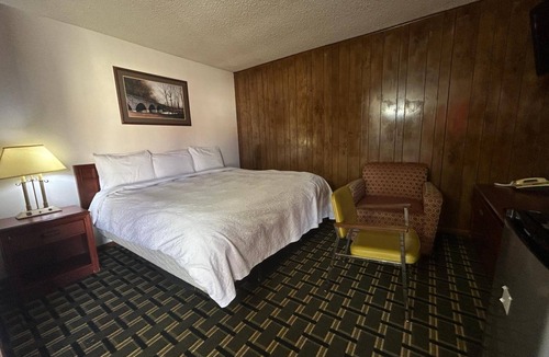 Broken Bow Hotel | Queen Room Retreat in Broken Bow, Great for Quick Stays and Near Attractions
