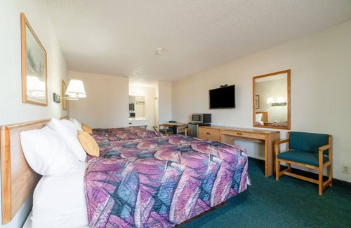 Texhoma Hotel | Queen Room w/Microwave + Cable TV – Perfect for Budget Stays