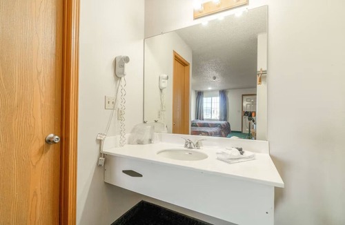 Texhoma Hotel | Queen Room w/Microwave + Cable TV – Perfect for Budget Stays