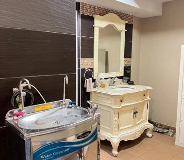 Ladang Sekolah House | Queen room with shared bathroom