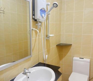 Bukit Kecil House | Queen room with private bathroom