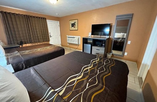 Victorville House | Queen Room With Two Queen Beds- Non Smoking