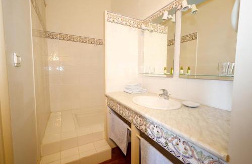 Martel Bed & Breakfast | Queen's Escape