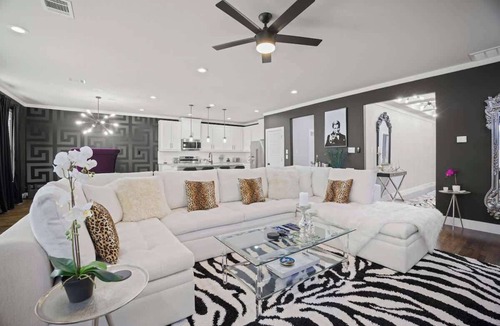 West Dallas House | Queen's Landing Luxe New Glam Home in Dallas!