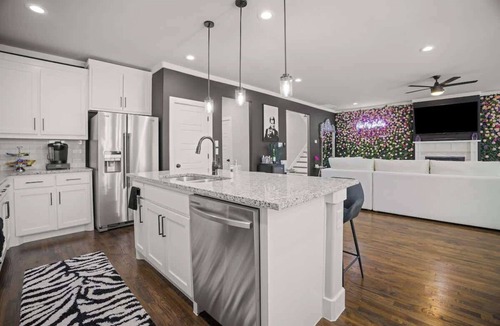 West Dallas House | Queen's Landing Luxe New Glam Home in Dallas!