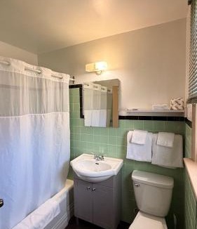 Harwich Hotel | QUEEN'S MOTEL