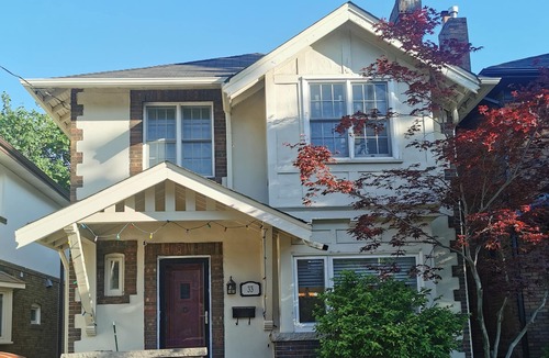 Yonge-Eglinton House | Queen-size bed room in midtown Toronto