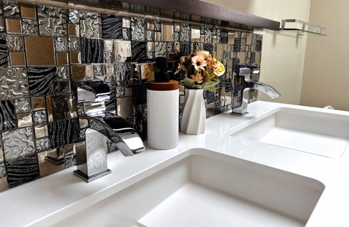 Yonge-Eglinton House | Queen-size bed room in midtown Toronto