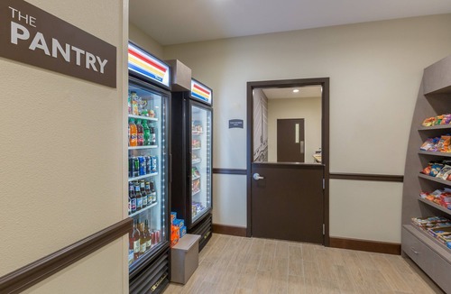 Fremont Apartment | Queen Studio Near Downtown | Breakfast + Pool Access!