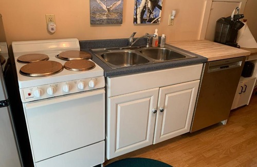 Boothbay Apartment | Queen studio, private entrance & free parking