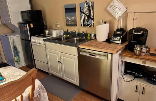 Boothbay Apartment | Queen studio, private entrance & free parking