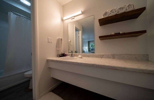 Eureka Springs Historic District Hotel | Queen Suite #4 at Glory Dayz!