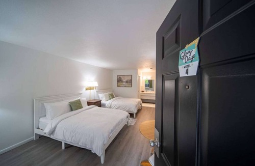 Eureka Springs Historic District Hotel | Queen Suite #4 at Glory Dayz!