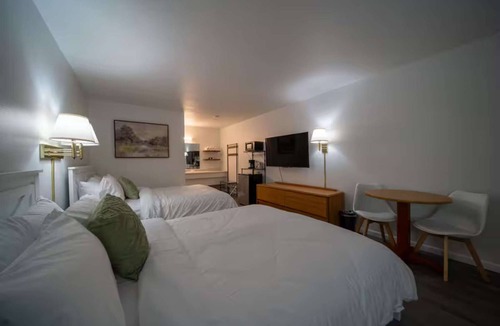 Eureka Springs Historic District Hotel | Queen Suite #4 at Glory Dayz!