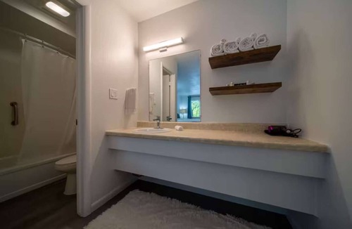 Eureka Springs Historic District Hotel | Queen Suite #6 at Glory Dayz!