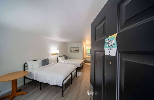 Eureka Springs Historic District Hotel | Queen Suite #6 at Glory Dayz!