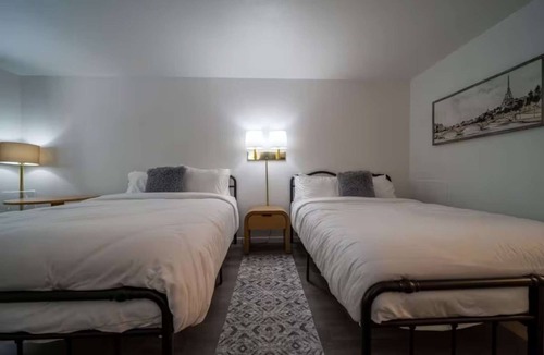 Eureka Springs Historic District Hotel | Queen Suite #6 at Glory Dayz!