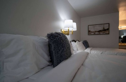 Eureka Springs Historic District Hotel | Queen Suite #6 at Glory Dayz!