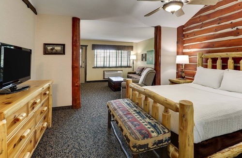Onalaska Hotel | Queen Suite w/Full Kitchen, Patio & Free Breakfast | 4mi to Lake Onalaska