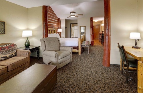 Onalaska Hotel | Queen Suite w/Full Kitchen, Patio & Free Breakfast | 4mi to Lake Onalaska