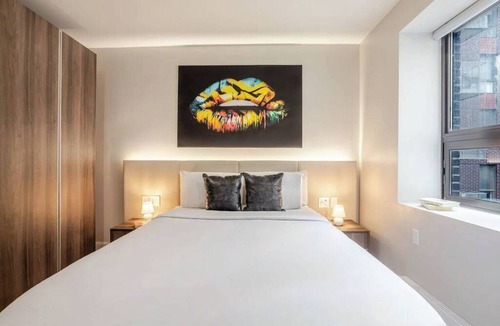 Gay Village Hotel | Queenhaus – Heart of Montreal