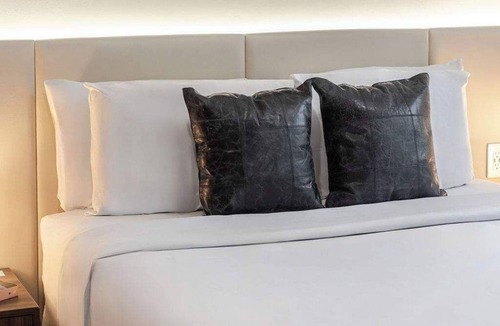 Gay Village Hotel | Queenhaus – Heart of Montreal