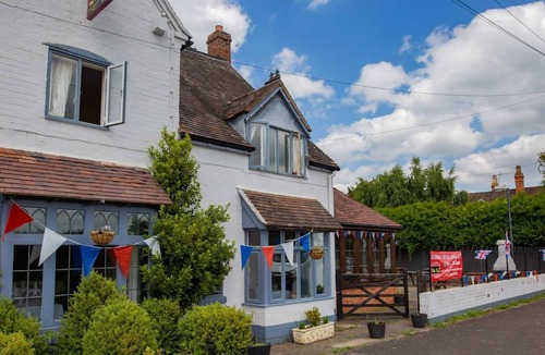 Harvington House | Queens Head Inn
