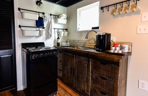 Round Top Cottage | Queens Hotel- a cozy studio cottage in the country. Pool and hot tub.