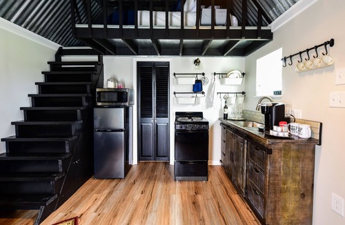 Round Top Cottage | Queens Hotel- a cozy studio cottage in the country. Pool and hot tub.