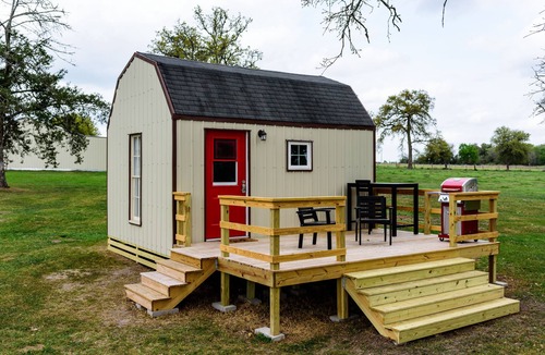 Round Top Cottage | Queens Hotel- a cozy studio cottage in the country. Pool and hot tub.
