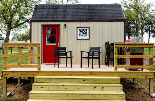 Round Top Cottage | Queens Hotel- a cozy studio cottage in the country. Pool and hot tub.