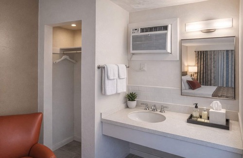 Old Northwood Historic District Hotel | Queens Lodge Motel