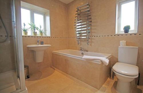 Hoole House | Queens Road - Luxury Spacious Home in Chester