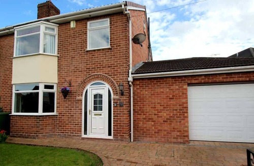 Hoole House | Queens Road - Spacious 4 bedroom home with parking