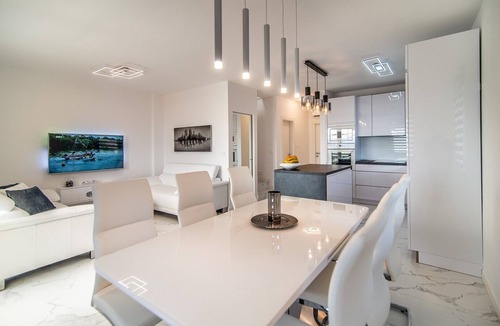 Klanfari Apartment | Queens with Seea View