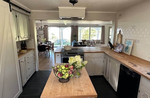 Hampstead House | Queenstown Lakefront Cutie Cottage
